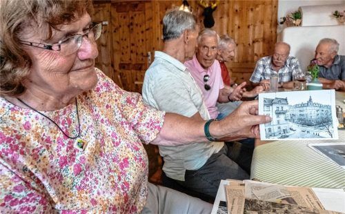 Erinnerungen an das Leben im „alten Rosenheim“: Bilder aus Kindheit und Jugend rufen bei den „Gillitzer-Kindern“ so manche Anekdote von früher ins Gedächtnis. Foto Thomae