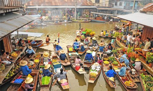 Exotische Gewürze und Früchte, lebendiges Flair: Asiatische Märkte sind bekannt für ihr buntes Treiben. Manche finden auf dem Wasser statt, wie dieser schwimmende Markt in Bangkok, Thailand. Foto adobe Stock/Fit reisen. com