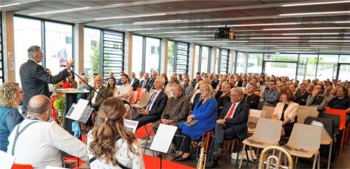 Festakt in der Aula mit Hunderten von Gästen: Führungswechsel im neuen Staatlichen Beruflichen Schulzentrum. Am Rednerpult: Werner Lucha. Fotos Weithofer