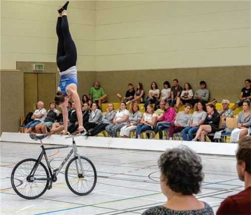 Finalsiegerin des 2. German Masters im 1er-Kunstradsport der Frauen: Ramona Dandl von der Soli Bruckmühl beim Lenkerhandstand 8. Sie führt aktuell in der German-Masters-Gesamtwertung. Fotos Paul Jacek
