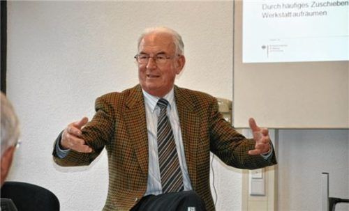 Franz Schropp bei einem Vorbereitungsseminar, auf dem angehende Ehrenämtler auf ihre Tätigkeit als Begleiter vorbereitet werden. Foto privat