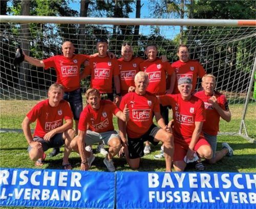 Freude im ganzen Team: Die Ü50-Mannschaft aus Wasserburg zählt zu den Besten Bayerns.Foto re