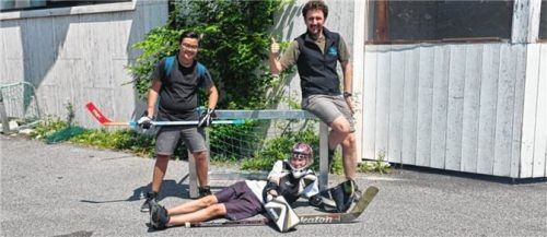 Freude über neue Ausrüstung: Die Spieler William Preiss und Björn Zlamal sowie Sozialarbeiter Sebastian Poll.Foto re