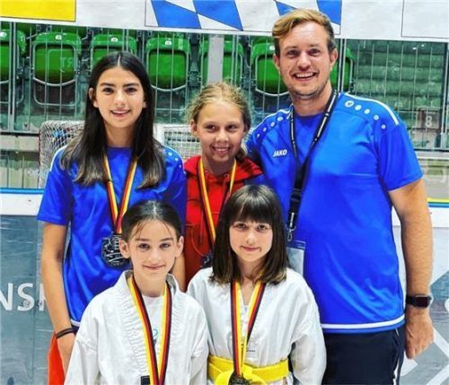 Freude über vier Medaillen: Die vier Kolbermoorer Athletinnen mit ihrem Coach Nicco Bianco (rechts).Foto re