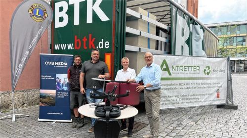 Freuen sich über die schnelle Einigung: (von links) Teamleiter Andreas Tauscheck und Geschäftsführer Florian Antretter von der Firma Antretter, OVB-Media-Geschäftsführer Florian Schiller und Thomas Toepfer, Vizepräsident Lions Club Rosenheim. Foto privat