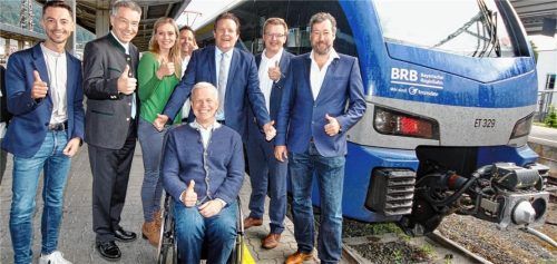 Freuen sich über die schnelle Umsetzung des Vorhabens: (von links) Manuel Tschenet von Kufstein mobil, Landrat Otto Lederer, Michael Gruber (VVT), Bürgermeister von Kiefersfelden Hajo Gruber, ÖV Mobilitätslandesrat René Zumtobel, Euregio Inntal Präsident Christoph Schneider und Oberaudorfs Bürgermeister Dr. Matthias Bernhardt.Foto  schmidt