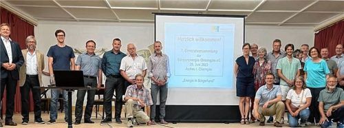 Freuen sich über positive Zahlen: Die Teilnehmer darunter (von links) Bürgermeister Simon Frank aus Aschau, Aufsichtsrat Wolf Neelsen, Vorstandsvorsitzender Felix Weiss, Bürgermeister Daniel Mair aus Frasdorf, Aufsichtsratsvorsitzender Christian Biebl, Vorsitzender Georg Beyschlag, Thomas Restle aus Bad Endorf und davor Aufsichtsrat Stephan Balleisen sowie der ehemalige Vorstandsvorsitzende David Schmidtner (rechte Seite, in der Hocke).Foto re