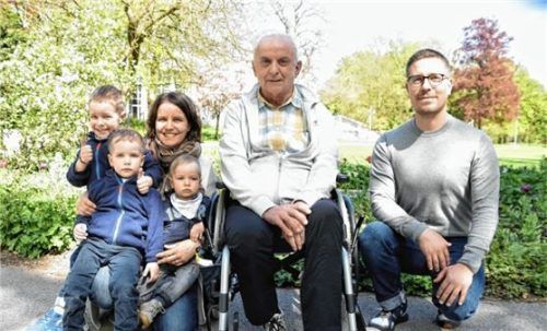 Freuen sich über die Geste: (von links) Maria Schmidt mit ihren Buben Maxi, Moritz und Ludwig, Herbert John, Vorsitzender der Inntalhilfe und Florian Schmidt. Foto Ruprecht