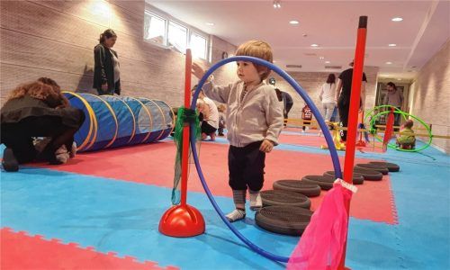 Früh übt sich, wer ein kleiner Sportler werden will: Beim Eltern-Kind-Turnen des Kids Aktiv Club probieren sich schon die Jüngsten aus, während die Mamas aufmerksam beobachten, wie ihre Kleinen die Sportgeräte erkunden. Foto Grabmair