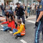 Klima-Kleber müssen sich wegen Nötigung verantworten