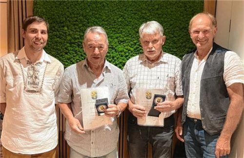 Für 60 Jahre Mitgliedschaft ehrten die Vorsitzenden Michael Strauß (links) und Roman Hörfurter (rechts) Fritz Beranek (Zweiter von links) und Erwin Fischer.