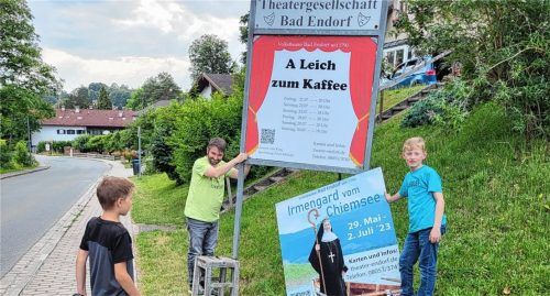Für das neue Stück „A Leich zum Kaffee“ stellen (von links) Simon Kößlinger, Konrad Hamberger und Florian Schlaipfer die Werbung auf. Foto  Ammelburger