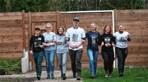 Für eine bessere Zukunft: (von links) Leiterin Regina Ditz mit den Trainingspaten Sabine, Stella, Gregor, Sandra, Chiara und Bettina. Foto Tierschutzverein Rosenheim