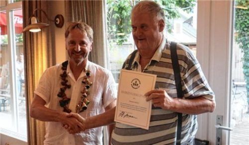 Für seine Verdienste um die Schachfreunde Rosenheim überreichte Arnd Assmann (links) seinem Vorgänger Hans Kaiser eine Ehrenurkunde.Foto  Erlich
