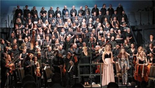 Fulminante „Auferstehungssymphonie“ in Immling: Cornelia von Kerssenbrock mit Orchester, Festivalchor und Solistinnen Yana Kleyn (rechts) und Irina Maltseva.Foto benekam