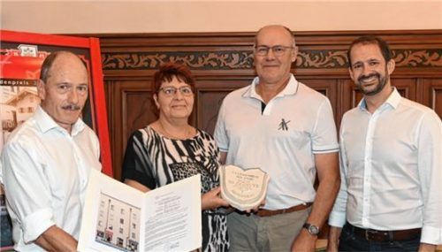 Gabriele und Konrad Galneder (Mitte) erhielten die Plakette und eine Urkunde von Denkmalschützer Peter Rein (links) und Oberbürgermeister Andreas März. Fotos Schlecker