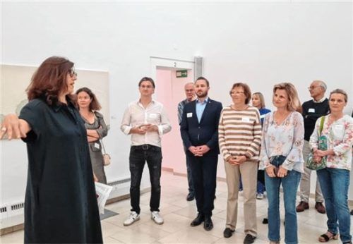 Galerie-Leiterin Monika Hauser-Mair (links) führte mit einem Rundgang durch die Ausstellung. Daniela Ludwig (Dritte von rechts) folgte neben der Dritten Bürgermeisterin Gabriele Leicht (Sechste von links) und Zweitem Bürgermeister Daniel Artmann (Fünfter von links) den Erklärungen.Foto re