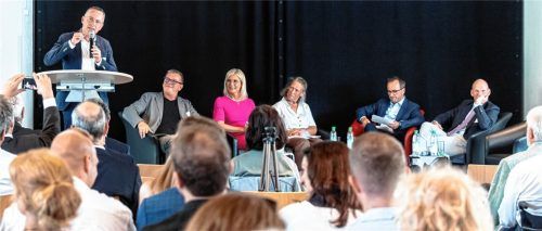 Geburtstagsfeier mit Anspruch: Teilnehmer der Podiumsdiskussion waren der designierte Landesbischof Christian Kopp (stehend), neben ihm (von links) Dr. Andreas Dexheimer, Vorstand der Diakonie Rosenheim, Familienministerin Ulrike Scharf, Beatrix Frank-Baur, Vorsitzende des Diakonischen Rats der Diakonie Rosenheim, Moderator Norbert Blesch vom Paritätischen Landesverband sowie der Theologe Dr. Christian Albrecht.Foto  Thomae