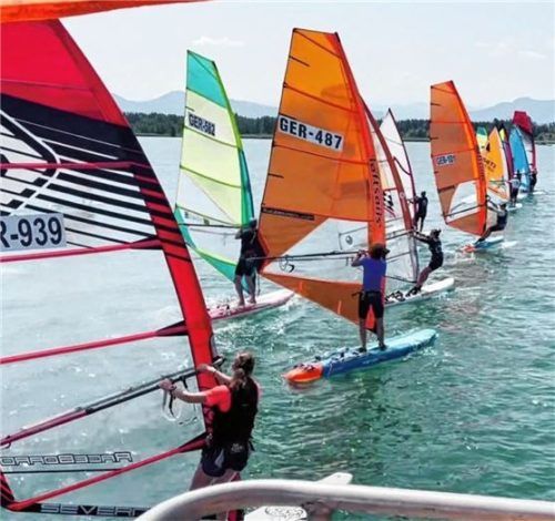 Gedränge am Start: 31 Surfer kämpften am Starnberger See um den Sieg.