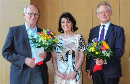 Gemeinsam 100 Jahre Priesterarbeit bringen Pfarrer Franz Leitner (links) und Pfarrer Dr. Hans Huber zusammen. Dazu gratulierte Sonja Greim recht herzlich.Foto Schwindt