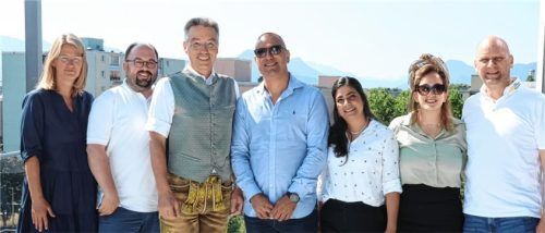 Gemeinsam planen (von links) Sabine Stelzmann, Leiterin des Kreisjugendamtes, Georg Machl, Kreisjugendring, und Landrat Otto Lederer sowie Shlomir Numa, Leiter der Delegation, Ortal Azouli, Vered Arbiv und Jörg Giessler, Geschäftsführer des Kreisjugendrings, den Jugendaustausch. Foto Landratsamt Rosenheim