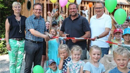 Gemeinsam schnitten (von links) die Leiterin der Tourist-Info Frasdorf Heike Stettner, Bürgermeister Daniel Mair, Julian Richter von der Firma Richter Spielgeräte in Frasdorf und der Rektor der Frasdorfer Wastl-Fanderl-Grundschule Thorsten Deneke ein Band zur Eröffnung durch und gaben alle Geräte zur Benutzung frei.Foto Rehberg