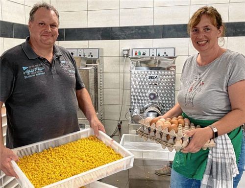 Georg und Andrea Aringer produzieren Nudeln mit ihren eigenen Eiern. Das Futter der Hühner bauen sie selbst an. Foto Paula L. Trautmann