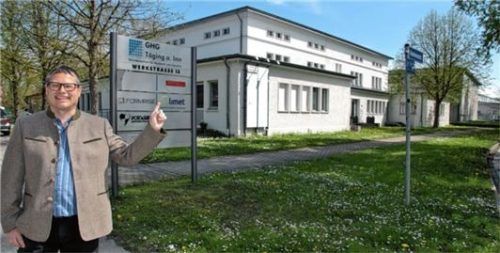 GHG-Geschäftsführer Markus Saller an der Zufahrt zum 25 Jahre alten Gründerzentrum in Töging.