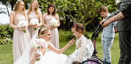 Glücklicher und unvergesslicher Tag für die ganze Familie: Alina da Silva am Tag ihrer Hochzeit und Tochter Emilia, die sich darüber freut, dass ihre Eltern heiraten. Foto re