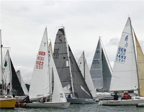 Grauer Himmel über dem Chiemsee, dennoch kämpften 80 Teams um die Seebrucker Hafentrophy. Foto Markus Müller