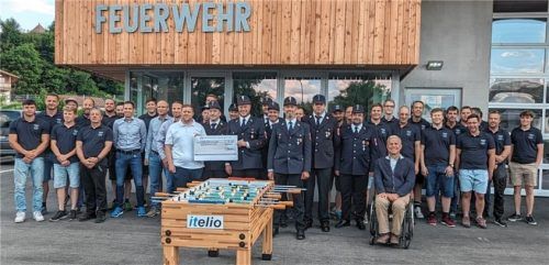 Große Spende – großer Dank für die außergewöhnlich großzügige Spende von Itelio an die Freiwillige Feuerwehr Kiefersfelden. Foto Hoffamnn
