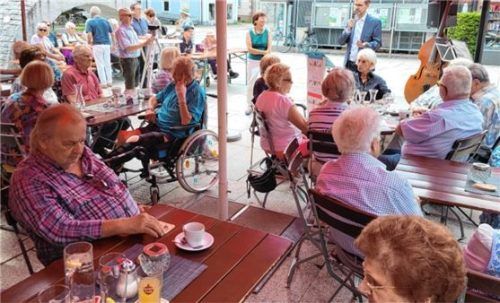 Großer Andrang herrschte bei der Jubiläumsfeier der Seniorenbegegnungsstätte Stephanskirchen: Im Hintergrund halten Vorsitzende Cornelia Gerner-Elsässer und Bürgermeister Karl Mair ihre Reden.Foto re