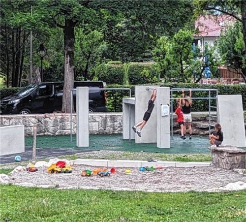 Großer Beliebtheit erfreut sich schon jetzt der Parkour Kiefersfelden und wird zum sportlichen Spielplatz.Foto Hoffmann