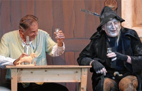 Gut schmeckt dem Boandlkramer (Peter Kirmair) der Kerschgeist, den ihm der Brandner Kaspar (Hannes Ginthör) kredenzt. Foto janka