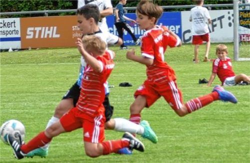 Hart, aber fair waren die Zweikämpfe – am Ende siegten die Münchner Löwen.Foto Hoffmann