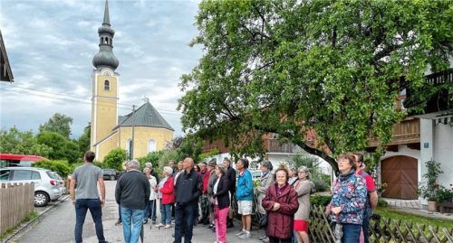 Heimatkundlicher Ortsrundgang in Umrathshausen, veranstaltet vom Heimat- und Kulturverein Frasdorf.Foto Wörndl