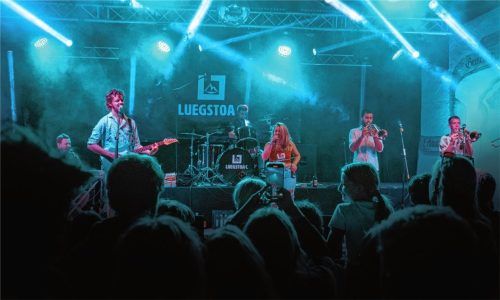 Heimspiel mit fetten Bässen und viel Brass: „Luegstoa C“ beim Festival in Kiefersfelden. Foto Baumann