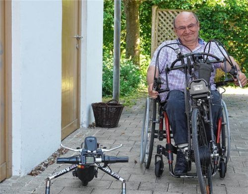 Herbert Bauer radelt mit den Händen. Wenn er loswill, montiert er ein Handbike an seinen Rollstuhl. Und macht beim Stadtradeln mit. Foto Sylvia Hampel
