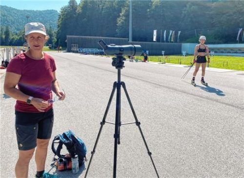Hoher Besuch in Ruhpolding: Uschi Disl beobachtet Tochter Hanna beim Training.Foto bst