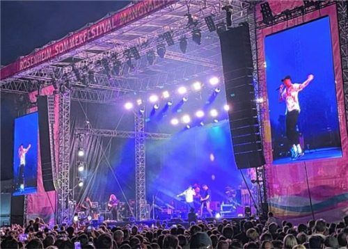 „Holy Scheiße, das ist Spaß!“ OneRepublic-Sänger Ryan Tedder war von der Stimmung beim Rosenheimer Sommerfestival begeistert. Foto Montage: Baumeister