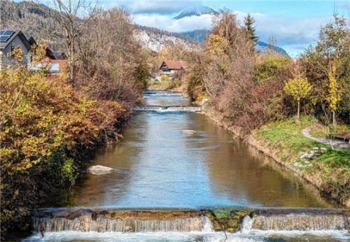 Idyllisch und romantisch durchschneidet der Kieferbach den Ort, bietet auch Inseln der Ruhe und Entspannung. Fotos Hoffman