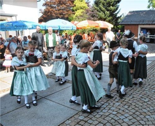 Ihre helle Freude am Auftritt des Trachtennachwuchses hatten Pfarrer Martin Gehringer (links) und Kirchenpfleger Christian Mareth.Fotos ruprecht