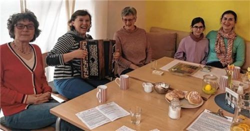 Im Café Miteinand: (von links) Stefanie Karlinger, Tetiana Malovana, Maria Schlaipfer sowie Anita und Valeria Troian-Inviiaieva. Foto  MATOUSEK
