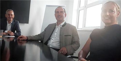 Im OVB-Redaktionsgespräch: OVB-Redakteur Michael Weiser, Bayerns stellvertretender Ministerpräsident Hubert Aiwanger und stellvertretende OVB-Redaktionsleiterin Rosi Gantner. Foto Cordula Wildauer