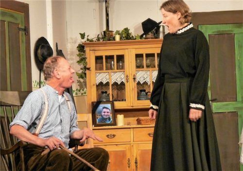 Im Theaterstück „A Leich zum Kafee“ spielt Gerhard Feichtner den Opa und Sonja Niedermeier die Schwiegertochter Fanny.Foto Ammelburger