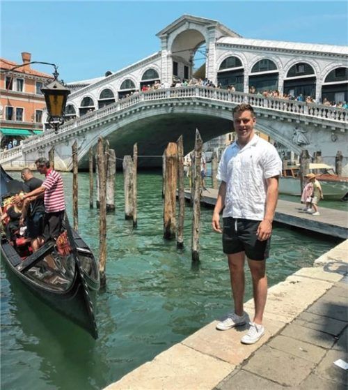 Im Urlaub: Der neue Starbulls-Stürmer Bastian Eckl vor der Ponte de Rialto in Venedig.Foto Instagram/Bastian Eckl