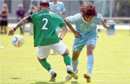 Im Zweikampf unterlegen: Steven Khong-In gegen Grünwalds Kapitän Marco Bornhauser.Foto Wolfgang Fehrmann