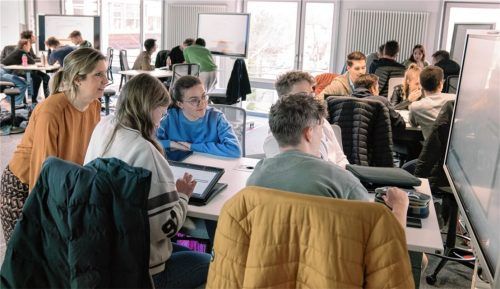 In den hybriden Lehrräumen arbeiten die Studierenden in kleinen Gruppen zusammen. Online sind potenziell weitere Teilnehmer zugeschaltet. Foto Felix Huber