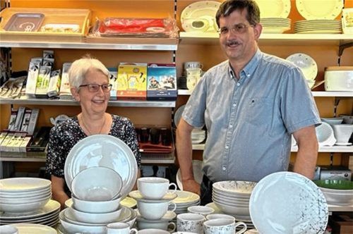 In vierter Generation führt Stefan Reischl (rechts) heute das Familienunternehmen. Seine Mutter Waltraud ist seit 1971 die gute Seele des Haushaltswarenladens. Foto Gerlach