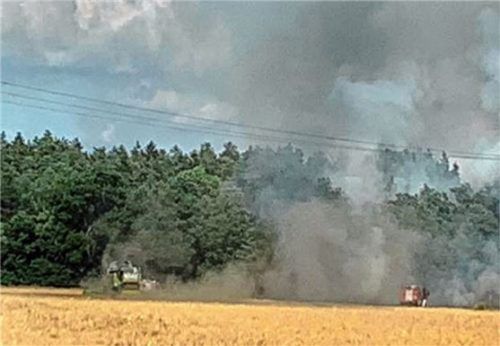 In weitem Umkreis waren die Rauchschwaden des brennenden Feldes in Dietlham bei Polling zu sehen. Foto fib